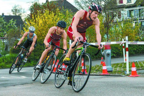 Rad-an-Rad-Duell von Leon Pauger (l.) und Martin Bader.