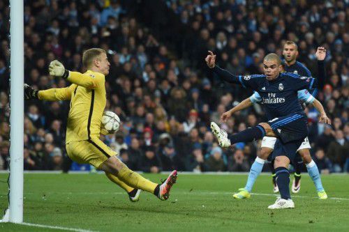 Real-Verteidiger Pepe vergab die beste Torchance im Spiel, als er aus kurzer Distanz an Joe Hart, Torhüter von Manchester City, scheiterte.