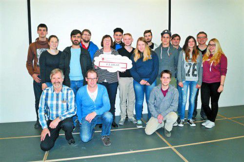 Scheckübergabe von Dir. Günther Ritter, Dir.-Stv. Herbert Wehinger und den Klassensprechern der LBS Dornbirn an Doris Allgäuer.