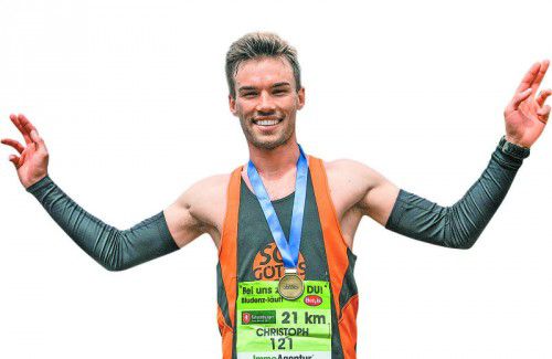 Siegerpose von Halbmarathon-Landesmeister Christoph Schatzmann.