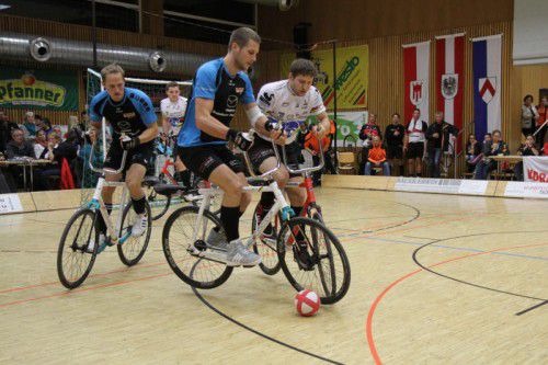 Simon König (mit Ball) hat vier Goldene (je zwei mit Florian Fischer und Dietmar Schneider) auf UEC-Ebene zu Buche stehen.