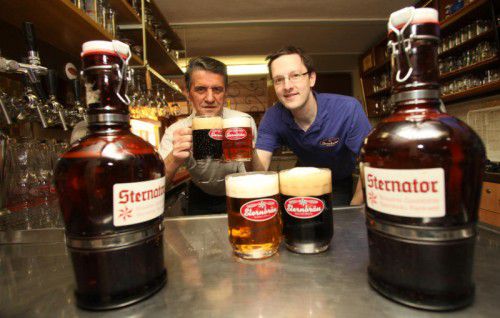Sternbräu-Betreiber Helmut (l.) und Günther Wetzel dürfen sich über die Bestnote freuen.
