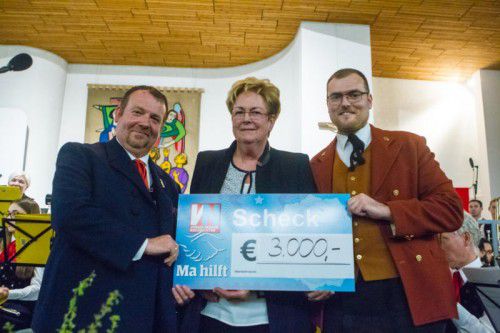 Stolz übernimmt Marlies Müller den 3000-Euro-Scheck aus den Händen der beiden Obmänner.