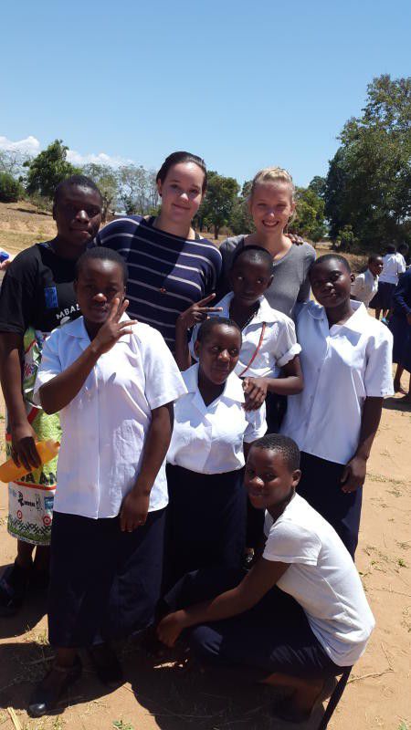 Susanne Schuler (l.) mit Schülern in Malawi.