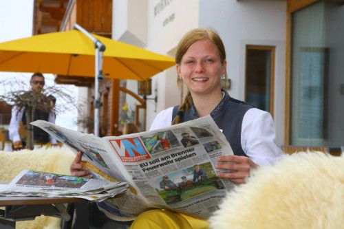Täglich bestens informiert: Auch Patricia, Mitarbeiterin im Hotel Mohnenfluh in Oberlech, schätzt die aktuellen Infos aus den VN.