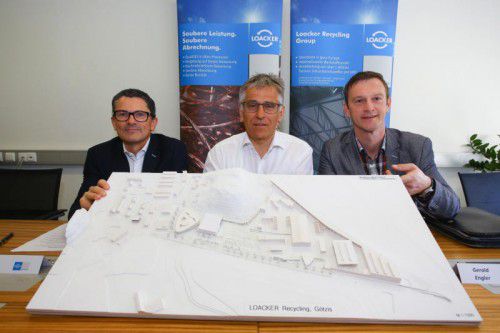Thomas Schäfer, Karl Loacker und Gerald Engler präsentieren die Pläne für die Betriebserweiterung.