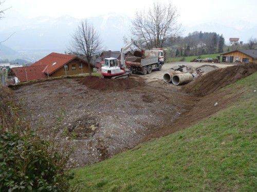 Unterhalb der Volksschule von Thüringerberg wird derzeit der neue Spielplatz errichtet.