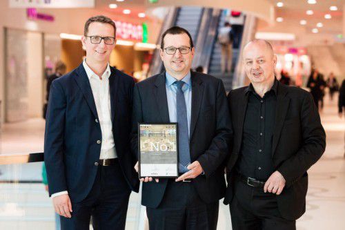 V. l.: Hannes Lindner (Standort + Markt), Messepark-GF Burkhard Dünser sowie Dr. Joachim Will (ecostra) bei der Urkundenübergabe.