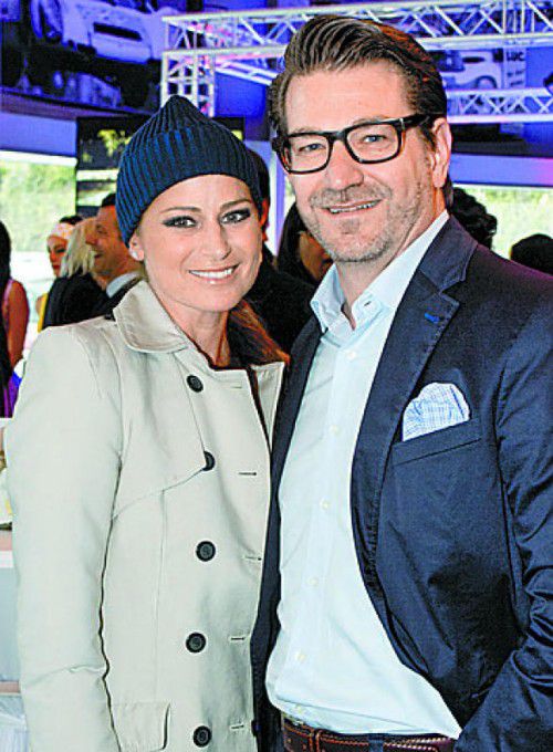 Volksbank-Marketingmann Michael Pedratscher mit Carmen Dünser.