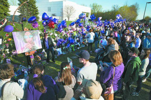 Vor Paisley Park können sich auch Fans von ihrem Idol verabschieden.