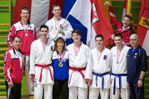 Vorarlbergs Abordnung bei der Karate-ÖM, vorne von links: Dragan Leiler, Tobias Muther, Bettina Plank, Andre Gratzer, Christoph Obermaier, Johannes Hartmann, Harald Ellensohn. Hinten von links: Emanuel Riedmann, Jan Fleisch, Bundestrainer Daniel Devigili