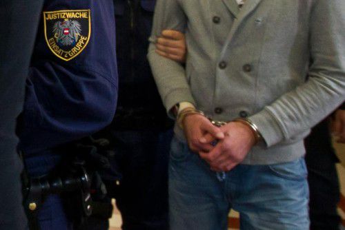 Widerspenstiger Verurteilter wollte sich von der Justizwache in Innsbruck nicht abführen lassen.