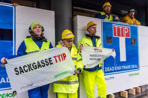 Wie hier in Brüssel protestieren Greenpeace-Aktivisten immer wieder gegen die TTIP-Verhandlungen.