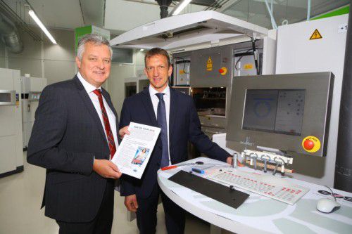 Wolfgang Humml (l., Geschäftsführer 1zu1 Prototypen) und Bernhard Bereuter (stv. AMS-Chef).