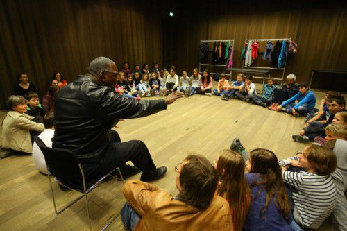 „World Peace Game“-Erfinder John Hunter erklärt Vorarlberger Lehrern und Schülern das Spielkonzept.
