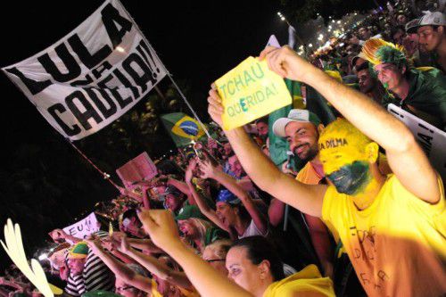 Zahlreiche Brasilianer fordern den Abgang Rousseffs als Präsidentin. Ihr wird Korruption zur Last gelegt.