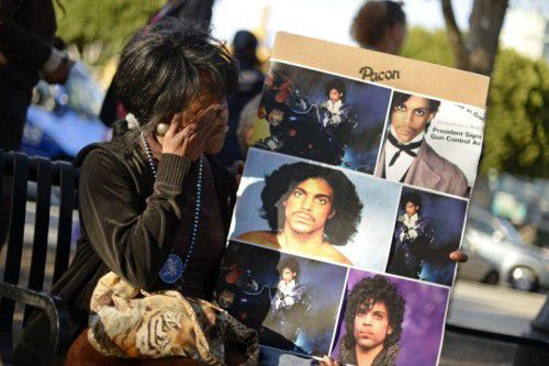 Zahlreiche Fans haben vor seinem Wohnhaus und Tonstudio Paisley Park im US-Bundesstaat Minnesota Blumen und Abschiedsgrüße hinterlassen.