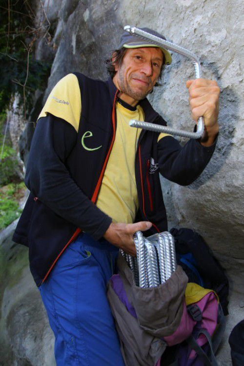 90 Löcher für die Bügel hat Wolfgang Vogl bereits gebohrt.