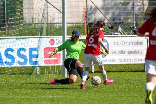 Alberschwende-Torfrau Michaela Flatz musste acht Mal hinter sich greifen, im Bild gegen RW-Spielerin Eileen Campbell.
