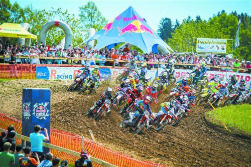 An den beiden Renntagen säumten 10.000 Motocrossfans die Rundstrecke in der Leiblachtalgemeinde Möggers und bekamen packende Duelle zu sehen.
