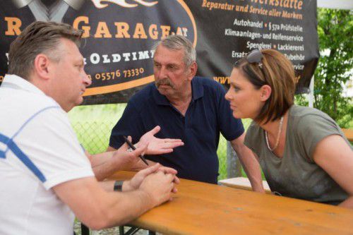 Angeregte Diskussion der Anhänger von Norbert Hofer in der blauen Hochburg Hohenems.