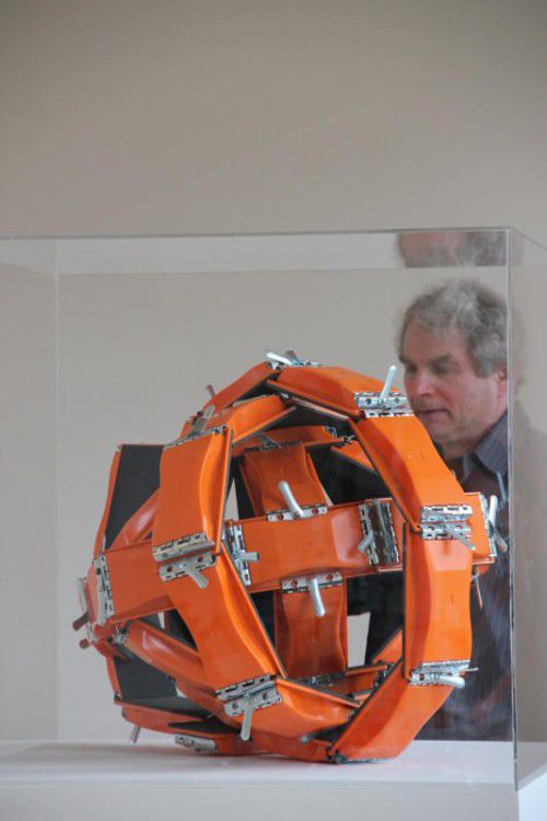 Aus der „Welt der Dinge“ fügt Willi Kopf die Arbeiten der Gruppe „Laboratory Works“ zusammen.