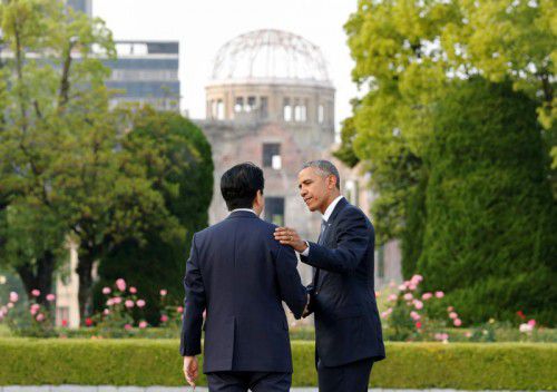 Barack Obama und Shinzo Abe besuchen den Friedenspark.