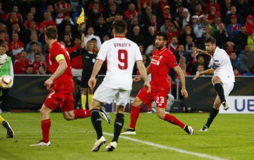 Beim zweiten Treffer von Sevilla-Kapitän Coke (rechts) zum 3:1 zeigt der SR-Assistent Abseits an, doch der Schiedsrichter gibt den Treffer für die Spanier.
