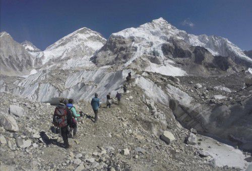 Bergsteiger passieren einen Gletscher nahe des Mount Everest Basecamps. Schon fünf Menschen kehrten heuer nicht zurück.