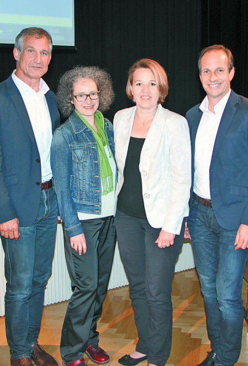 Bgm. Linhart, Kaufmann und Egger mit Stadträtin Scharf.