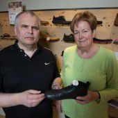 Blinder führt ein Schuhgeschäft