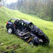 Junger Autofahrer kracht in Doren gegen Baum