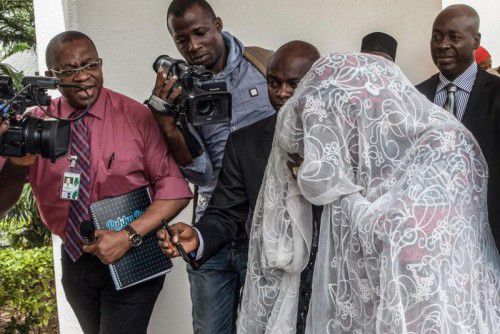 Das Chibok-Mädchen Amina Ali Nkeki (versteckt unter einem Tuch) war mehr als zwei Jahre lang in Gefangenschaft.