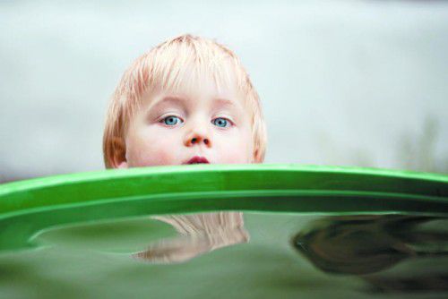 Das gesammelte Regenwasser hilft dabei, wertvolles Trinkwasser zu sparen. Foto: Shutterstock