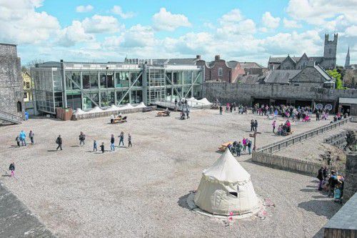 Das King John’s Castle befindet sich in Limerick am Shannon River.