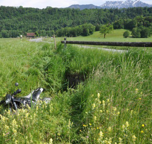 Das Motorrad landete im Graben einer Wiese.