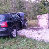 Auto rammt Skulptur