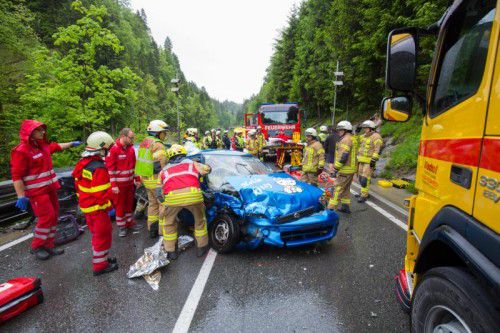 Der Unfall hatte eine Vollsperre der L 200 zur Folge.