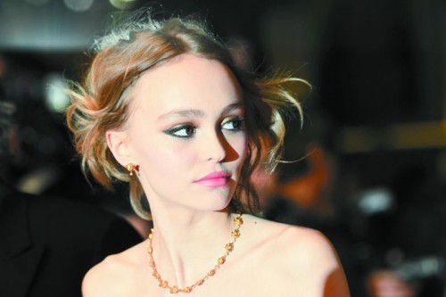 Die 17-jährige Lily-Rose unterstützt Johnny Depp: Er sei ein wunderbarer Vater, schrieb sie auf Instagram.