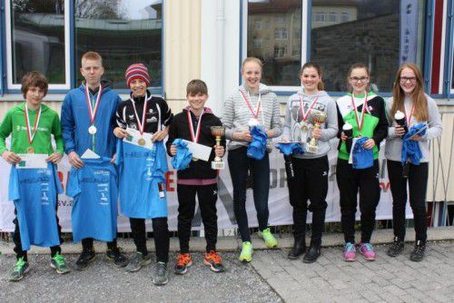 Die beiden Siegerteams (v. l.): Damian Dietrich, Patrick Hager, Jakob Mayer und Rene Wirth (NMS Egg) bzw. Vanessa Hartmann, Laura Faißt, Patricia Faißt und Soraya Bilgeri (NMS Hittisau).