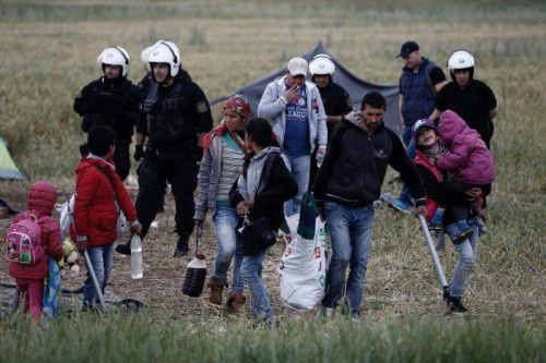 Die Menschen packten ihre Sachen und stiegen in Busse. Widerstand gegen die Räumung gab es nicht.