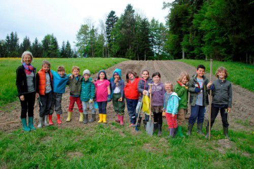 Die VS Winsau bestellt ihren eigenen Schulacker. Die Schüler zeigen ihr Können im Rahmen der Umweltwoche.