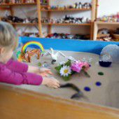 Flüchtlingskinder durch Spielen und Malen heilen