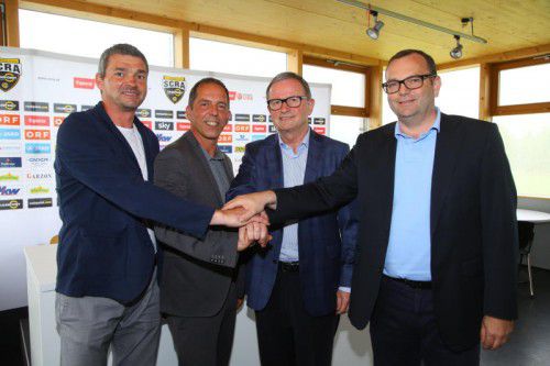 Einer für alle, alle für Altach: Mit großem Dank wurde Johannes Engl (Zweiter v. l.) von Markus Brändle, Karlheinz Kopf und Christoph Längle vorzeitig in den selbstgewählten „Fußball“-Ruhestand entlassen.