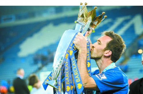 Erst der Kuss für den Meisterpokal, und dann hatte Christian Fuchs noch eine Champagner-Überraschung für seinen Trainer (kleines Bild).