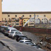 200 Meter langes Erdloch: Autos in Florenz sackten in Asphaltkrater