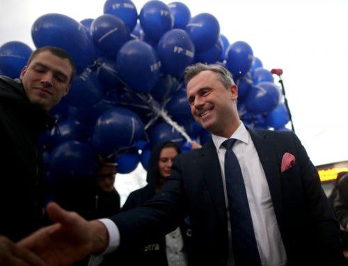 FPÖ-Anhänger heißen Hofer beim ORF willkommen.