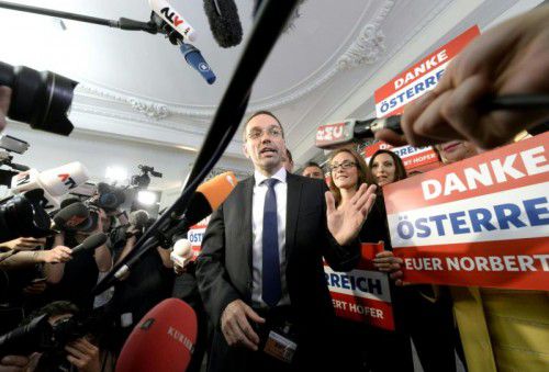 FPÖ-Wahlkampfleiter Herbert Kickl in der Parteizentrale: Internationale Kamerateams scharten sich um ihn. 