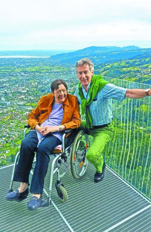 Frau Sambäck konnte Dank ihres Begleiters Franz Wölfler die Karrenkante in Augenschein nehmen.