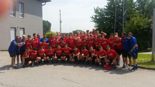 Freude pur herrschte bei den Spielern und ihren Trainern nach den Siegen in Linz.